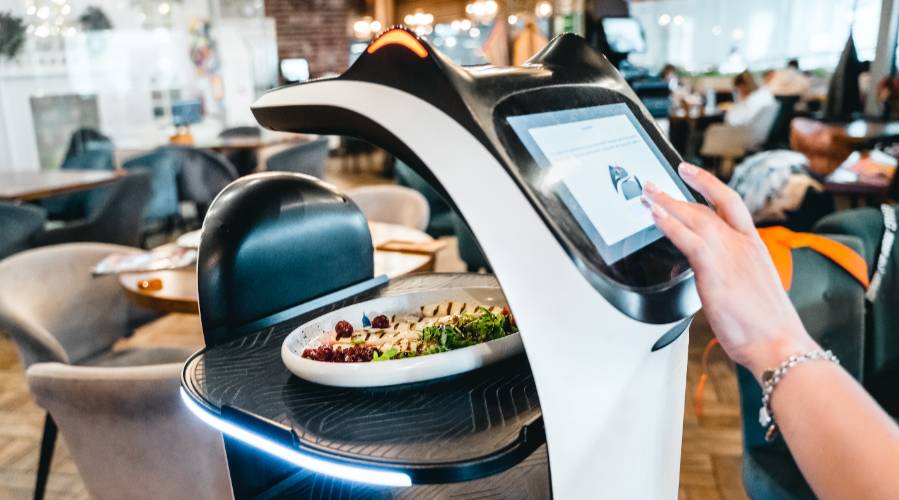 ¿De verdad llegará el día en que nos atiendan auténticos robots camareros?